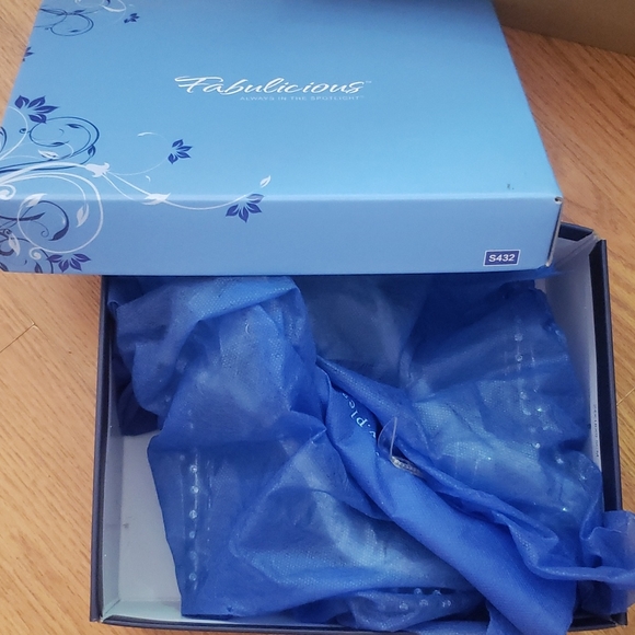 Clear heels, worn once, with box like new. - Picture 5 of 7